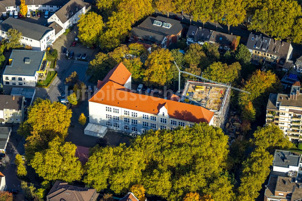 Gladbeck aus der Vogelperspektive: Herbstluftbild Schulgebäude Lambertischule in Gladbeck im Bundesland Nordrhein-Westfalen, Deutschland