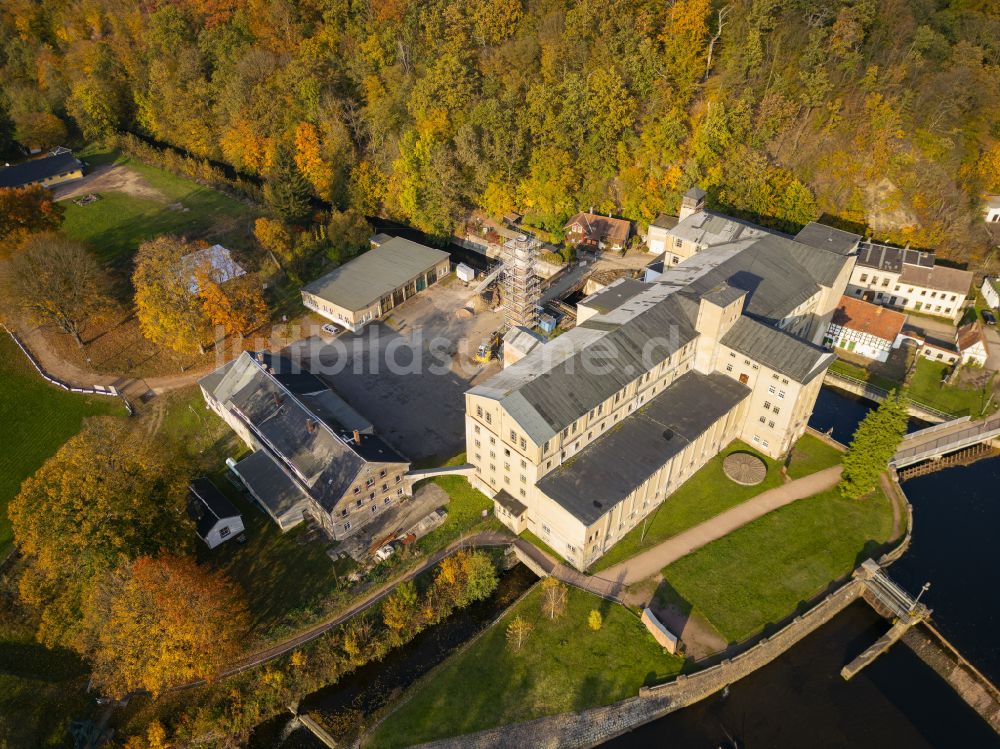 Luftaufnahme Frankenberg/Sa. - Herbstluftbild Sehenswürdigkeit KZ-Gedenkstätte Sachsenburg in Frankenberg/Sa. im Bundesland Sachsen, Deutschland