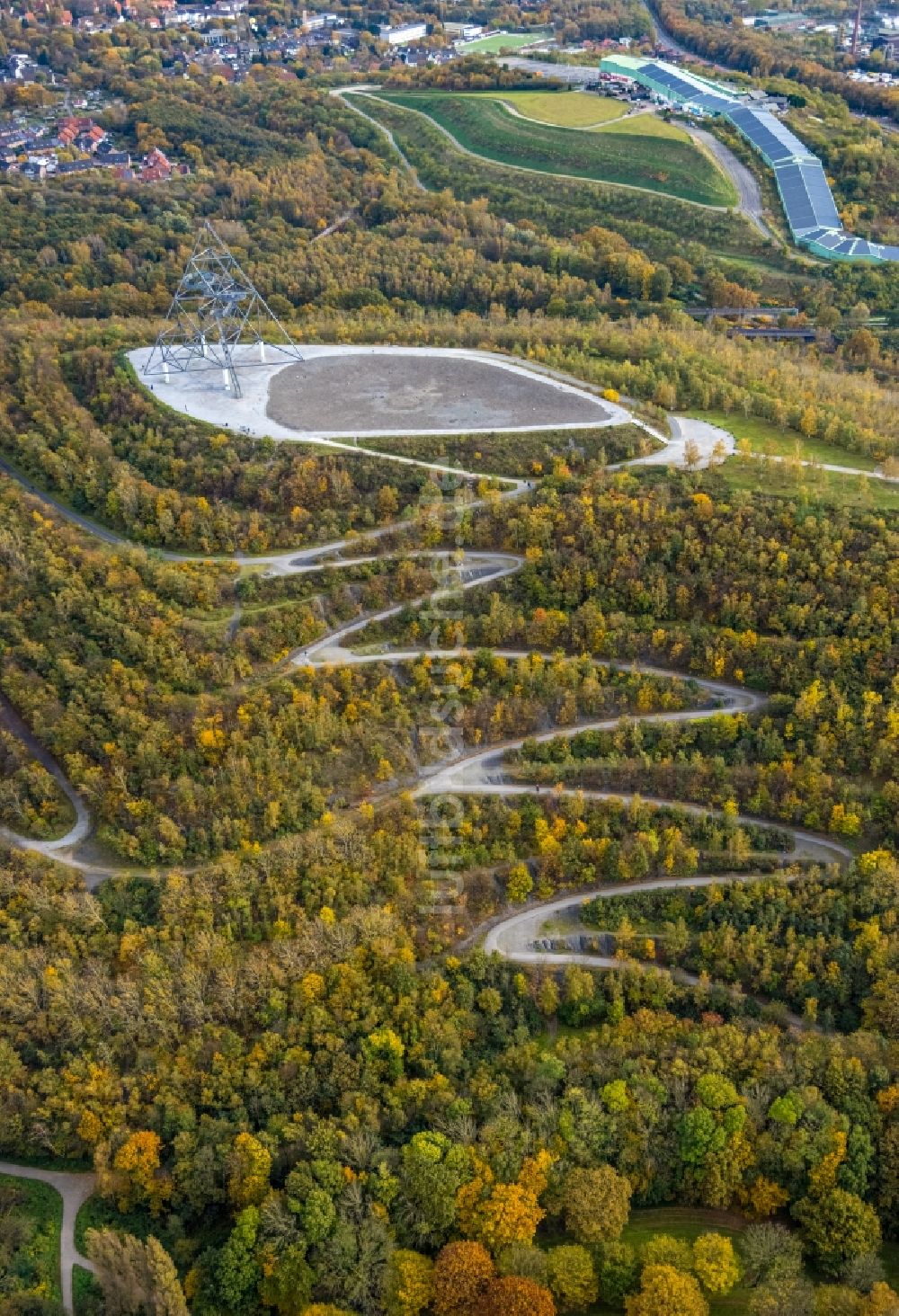 Luftaufnahme Bottrop - Herbstluftbild Serpentinenförmiger Kurvenverlauf einer Wegführung auf die Halde an der Beckstraße in Bottrop im Bundesland Nordrhein-Westfalen, Deutschland