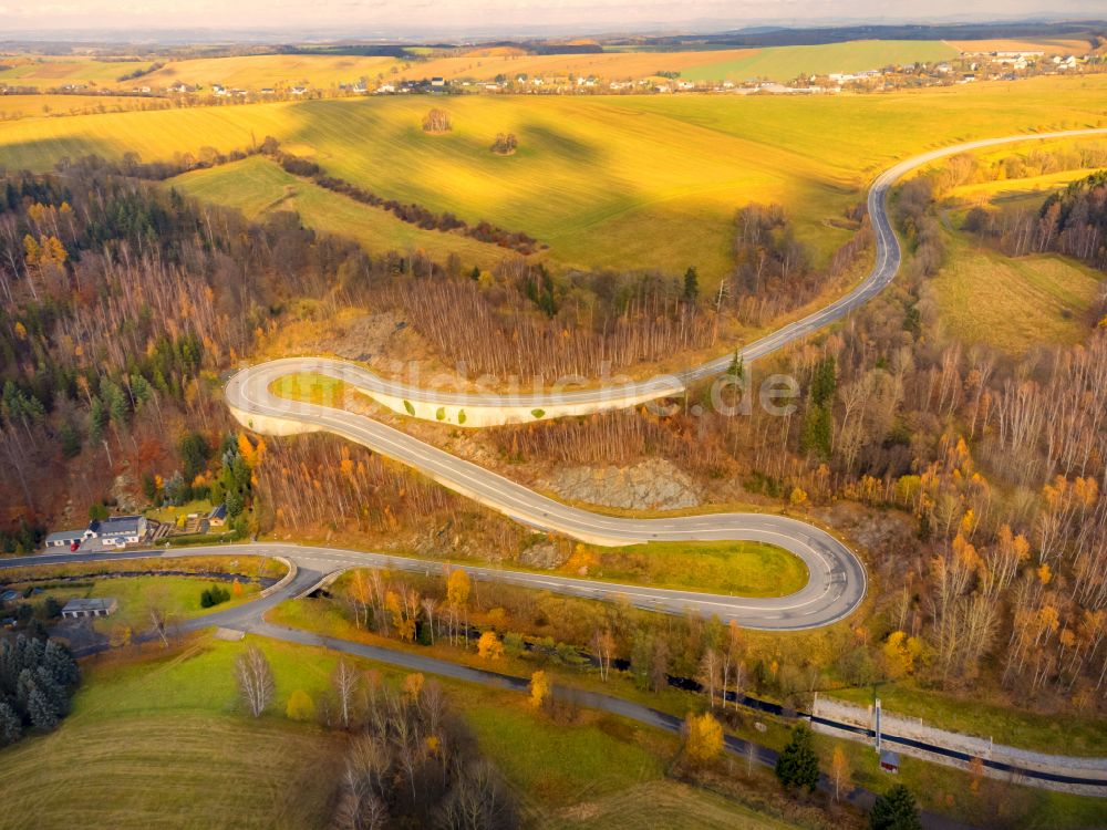 Luftaufnahme Altenberg - Herbstluftbild Serpentinenstraße nach Lauenstein in Altenberg im Bundesland Sachsen, Deutschland