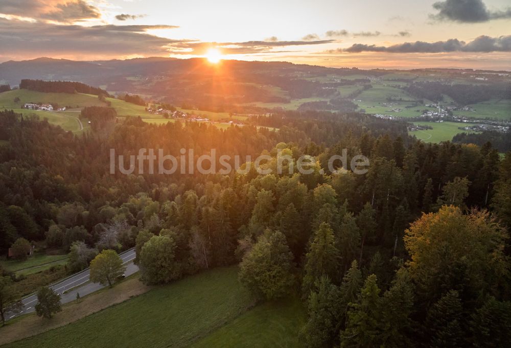 Luftaufnahme Oberreute - Herbstluftbild Sonnenuntergang über Wald- und Wiesenlandschaft in Langenried im Bundesland Bayern, Deutschland