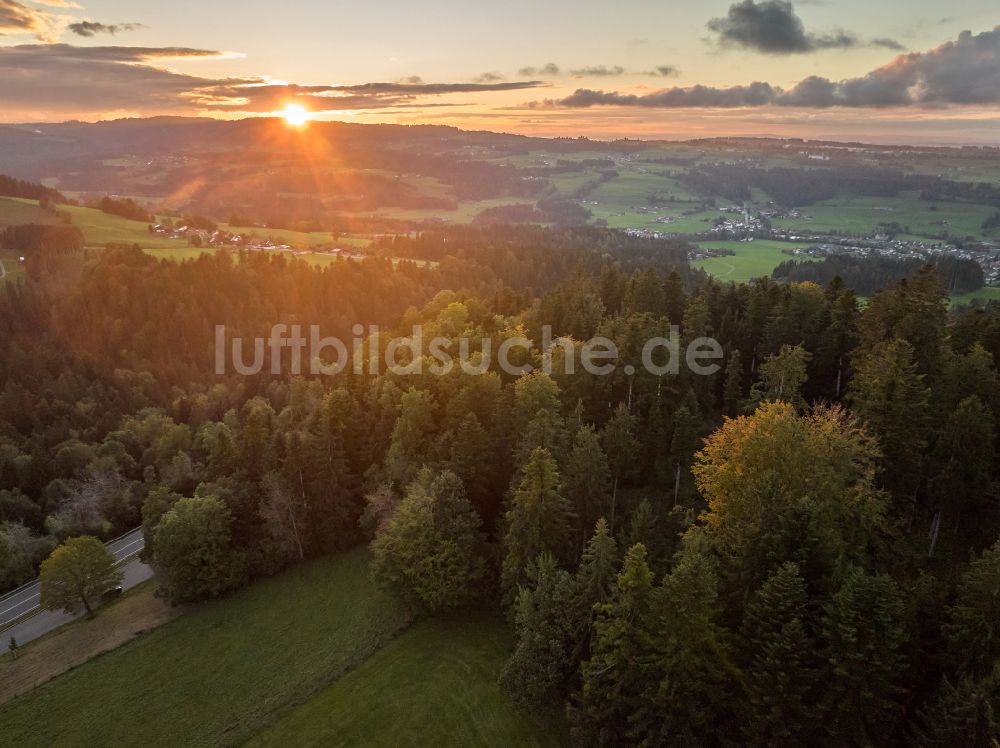 Oberreute von oben - Herbstluftbild Sonnenuntergang über Wald- und Wiesenlandschaft in Langenried im Bundesland Bayern, Deutschland