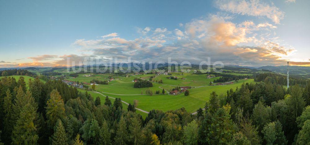 Luftaufnahme Oberreute - Herbstluftbild Sonnenuntergang über Wald- und Wiesenlandschaft in Langenried im Bundesland Bayern, Deutschland