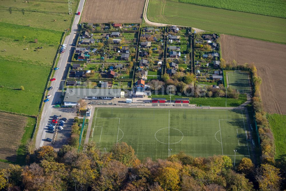 Garenfeld aus der Vogelperspektive: Herbstluftbild Sportplatz- Fußballplatz des SC Berchum/Garenfeld 53/74 e.V. in Garenfeld im Bundesland Nordrhein-Westfalen, Deutschland