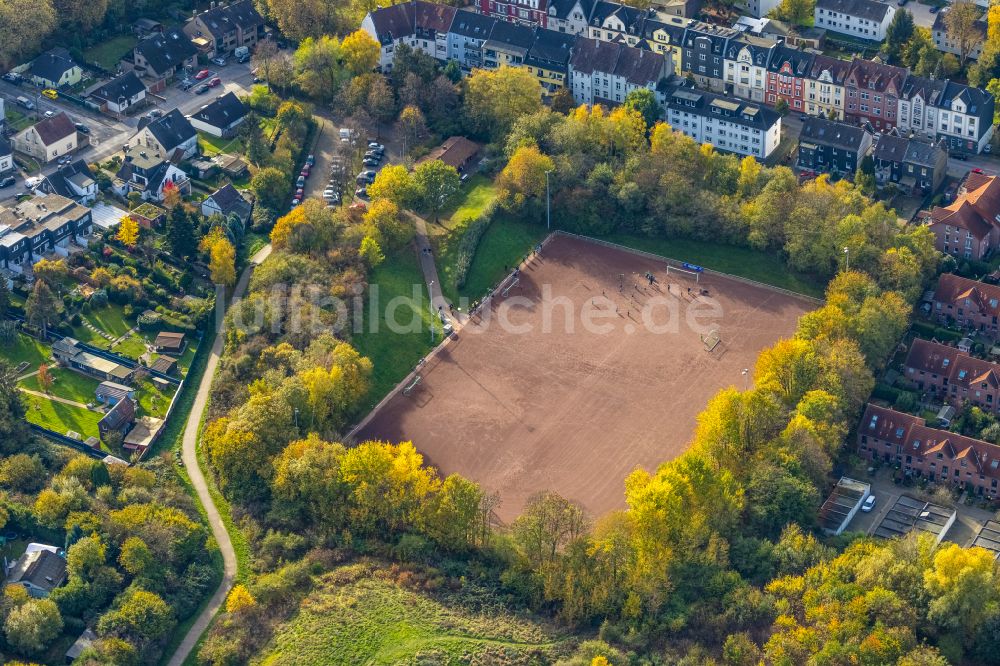 Luftbild Herne - Herbstluftbild Sportplatz- Fussballplatz der SG Herne 70 in Herne im Bundesland Nordrhein-Westfalen, Deutschland