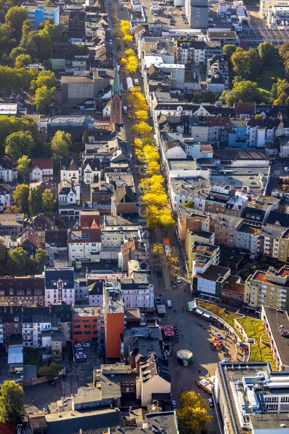 Herne aus der Vogelperspektive: Herbstluftbild Stadtansicht vom Innenstadtbereich entlang der Bahnhofstraße in Herne im Bundesland Nordrhein-Westfalen, Deutschland