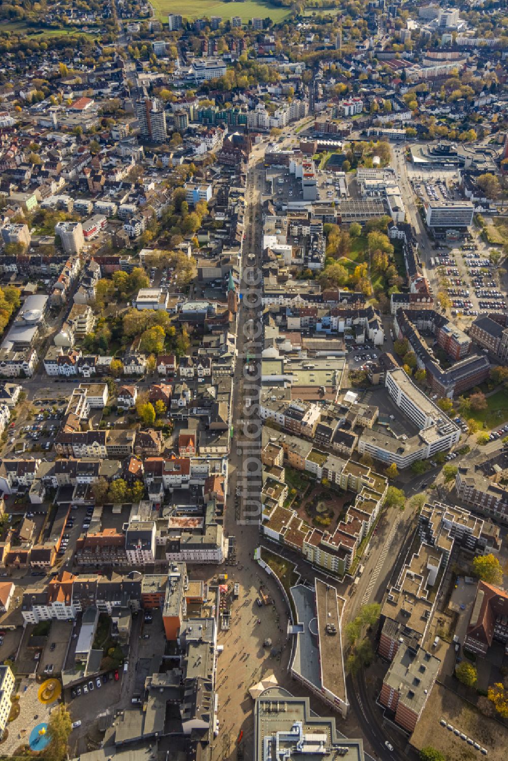 Luftaufnahme Herne - Herbstluftbild Stadtansicht vom Innenstadtbereich entlang der Bahnhofstraße in Herne im Bundesland Nordrhein-Westfalen, Deutschland