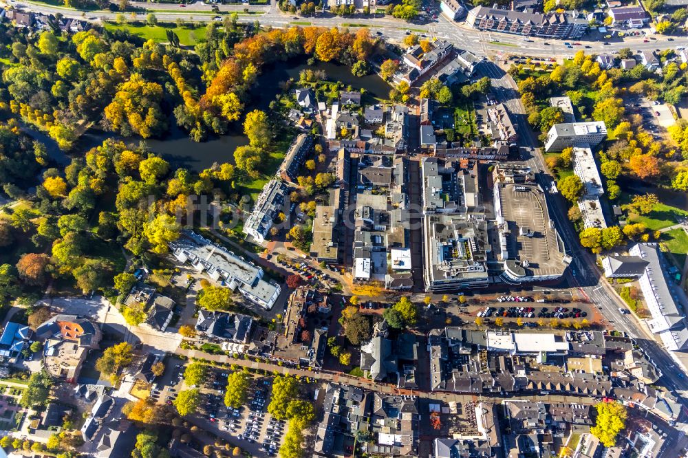 Moers aus der Vogelperspektive: Herbstluftbild Stadtansicht vom Innenstadtbereich entlang der Neustraße in Moers im Bundesland Nordrhein-Westfalen, Deutschland