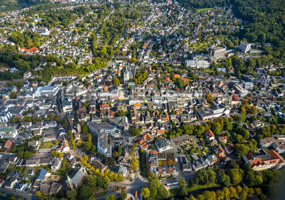 Menden (Sauerland) aus der Vogelperspektive: Herbstluftbild Stadtansicht vom Innenstadtbereich in Menden (Sauerland) im Bundesland Nordrhein-Westfalen, Deutschland