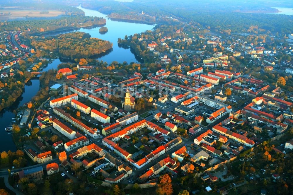 Templin von oben - Herbstluftbild Stadtansicht des Innenstadtbereiches in Templin im Bundesland Brandenburg