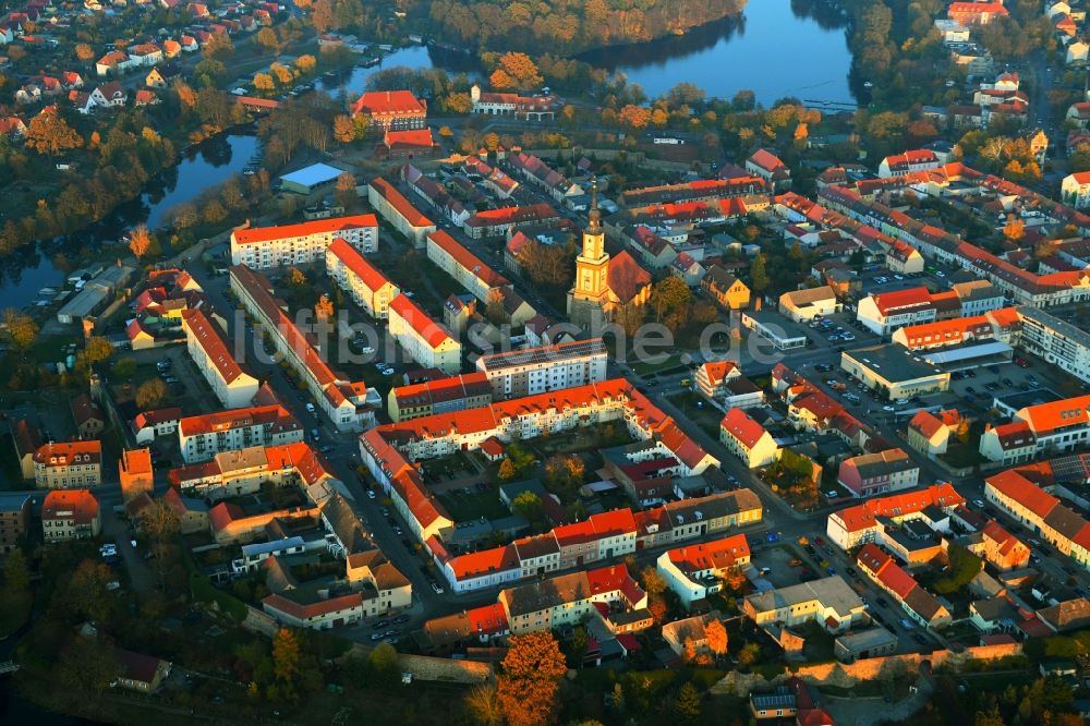 Templin aus der Vogelperspektive: Herbstluftbild Stadtansicht des Innenstadtbereiches in Templin im Bundesland Brandenburg