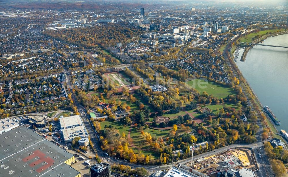 Luftaufnahme Düsseldorf - Herbstluftbild Stadtansicht am Ufer des Flußverlaufes des Rhein mit dem Nordpark in Düsseldorf im Bundesland Nordrhein-Westfalen, Deutschland