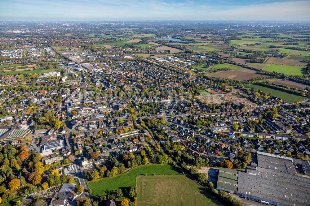 Neukirchen-Vluyn aus der Vogelperspektive: Herbstluftbild Stadtteil Vluyn in Neukirchen-Vluyn im Bundesland Nordrhein-Westfalen, Deutschland