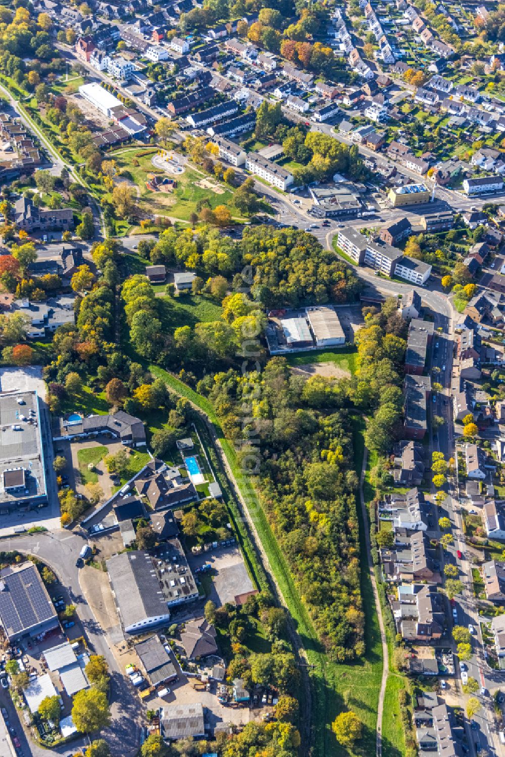 Luftaufnahme Moers - Herbstluftbild Stadtwald an der Römerstraße in Moers im Bundesland Nordrhein-Westfalen, Deutschland