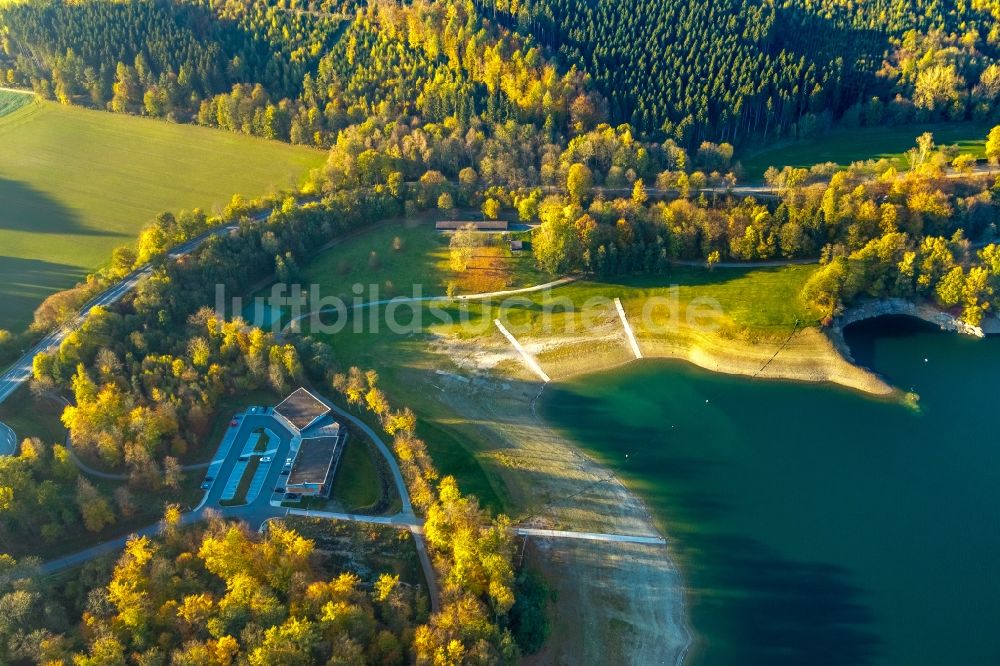 Meschede aus der Vogelperspektive: Herbstluftbild Staubecken und Stausee in Meschede im Bundesland Nordrhein-Westfalen, Deutschland