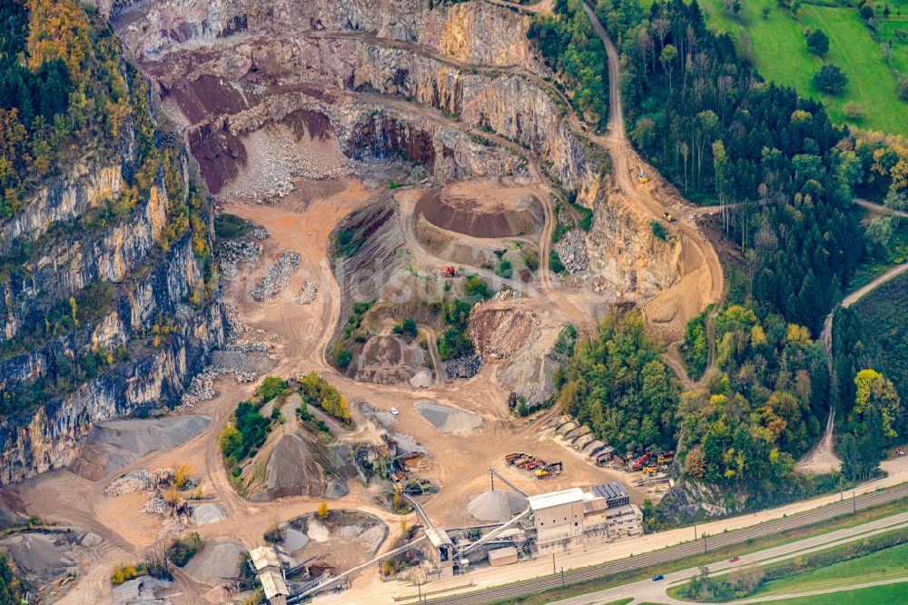 Steinach aus der Vogelperspektive: Herbstluftbild Steinbruch und Schotterwerk Steinach GmbH in Steinach im Bundesland Baden-Württemberg, Deutschland