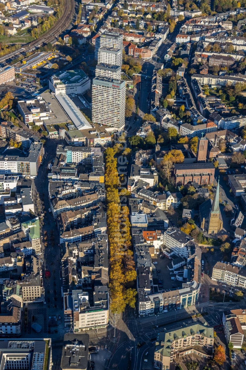 Mülheim an der Ruhr aus der Vogelperspektive: Herbstluftbild Straßenführung der bekannten Flaniermeile und Einkaufsstraße Leineweberstraße in Mülheim an der Ruhr im Bundesland Nordrhein-Westfalen, Deutschland