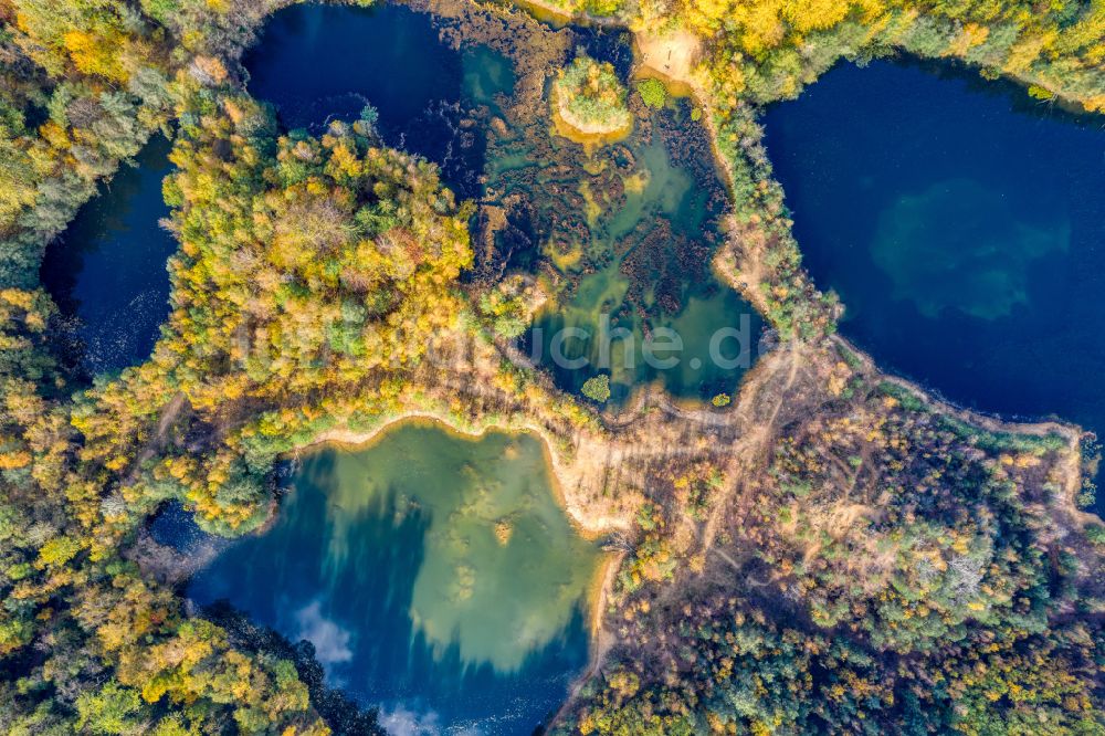 Luftaufnahme Bergisch Gladbach - Herbstluftbild Tagebau Rekultivierung am See Grube Cox in Bergisch Gladbach im Bundesland Nordrhein-Westfalen, Deutschland