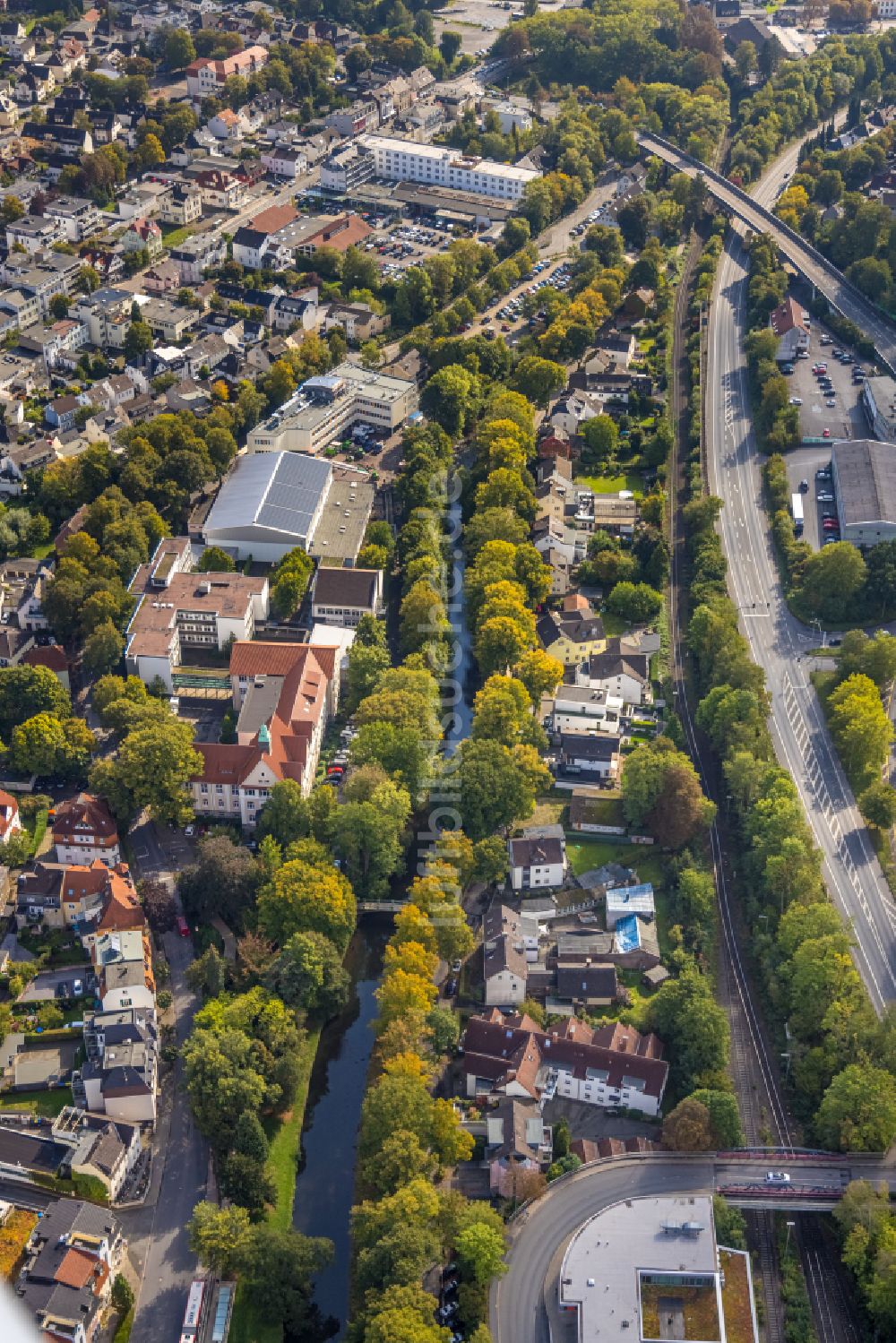 Menden (Sauerland) aus der Vogelperspektive: Herbstluftbild Uferbereiche am Flussverlauf der Hönne in Menden (Sauerland) im Bundesland Nordrhein-Westfalen, Deutschland