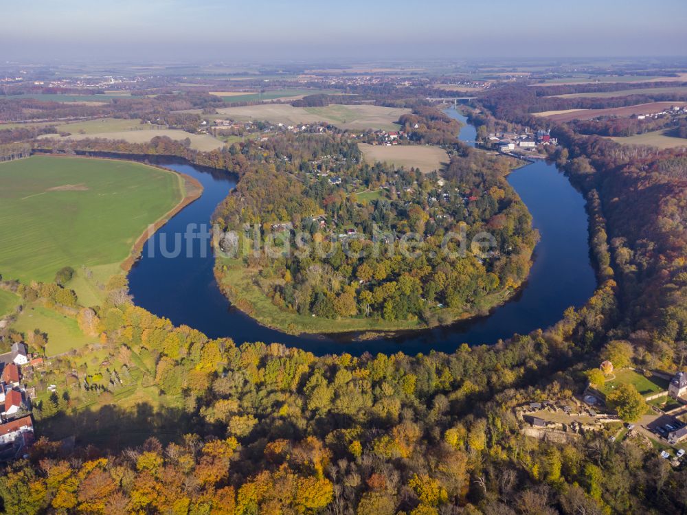 Bahren von oben - Herbstluftbild Uferbereiche am Muldebogen - Flußverlauf in Bahren im Bundesland Sachsen, Deutschland