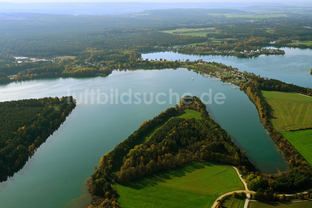 Luftbild Wackersdorf - Herbstluftbild Uferbereiche des Sees Brückelsee in Wackersdorf im Bundesland Bayern, Deutschland