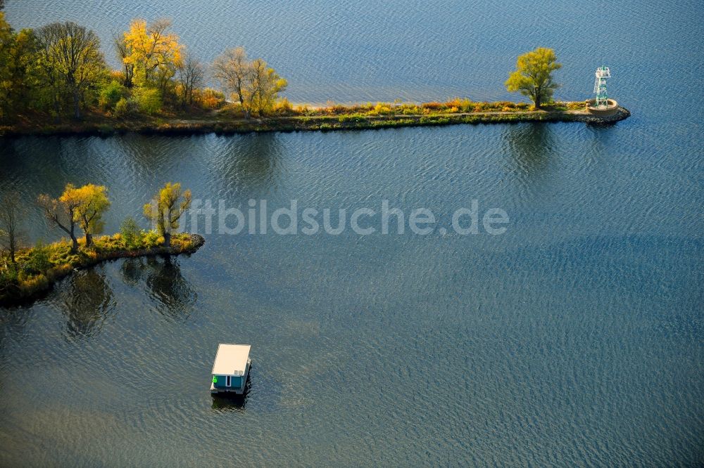 Neuendorf aus der Vogelperspektive: Herbstluftbild Uferbereiche des Sees Breitlingsee in Neuendorf im Bundesland Brandenburg, Deutschland