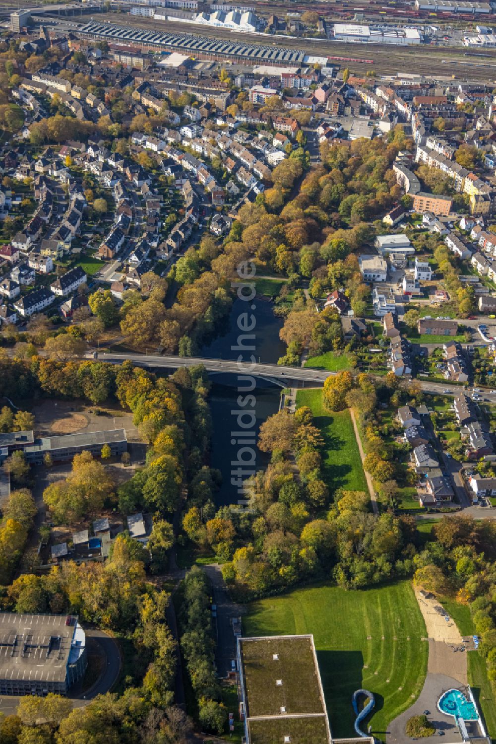 Luftbild Hagen - Herbstluftbild Uferbereiche des Sees Ententreffpunkt in Hagen im Bundesland Nordrhein-Westfalen, Deutschland