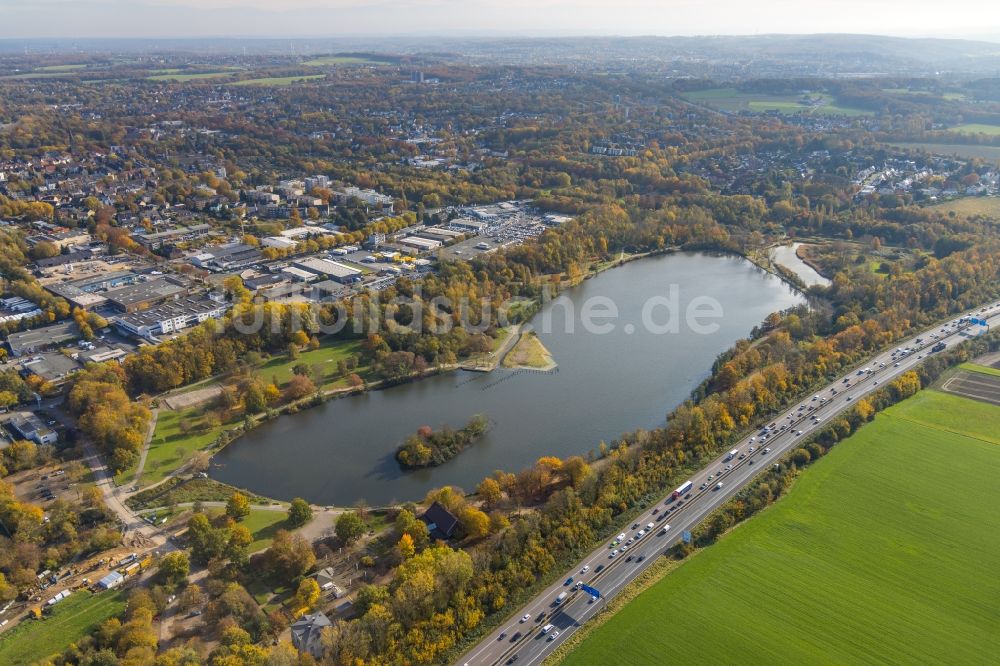 Luftbild Bochum - Herbstluftbild Uferbereiche des Sees Ümminger See in Bochum im Bundesland Nordrhein-Westfalen, Deutschland