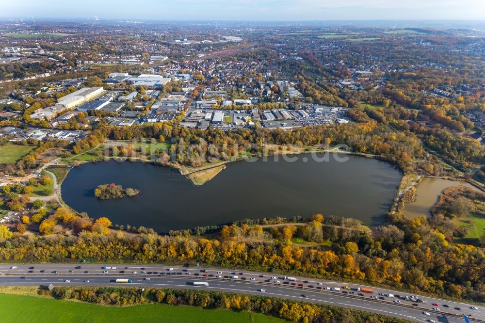 Bochum von oben - Herbstluftbild Uferbereiche des Sees Ümminger See in Bochum im Bundesland Nordrhein-Westfalen, Deutschland