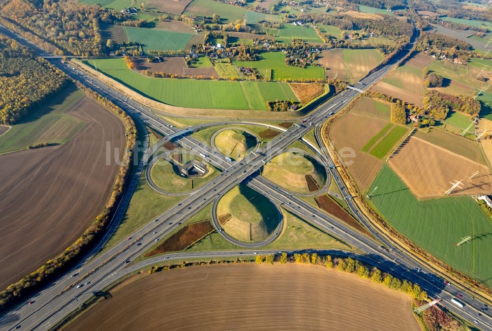 Kamen von oben - Herbstluftbild Verkehrsführung am Autobahnkreuz der BAB A1 A2 Kamener Kreuz in Kamen im Bundesland Nordrhein-Westfalen, Deutschland
