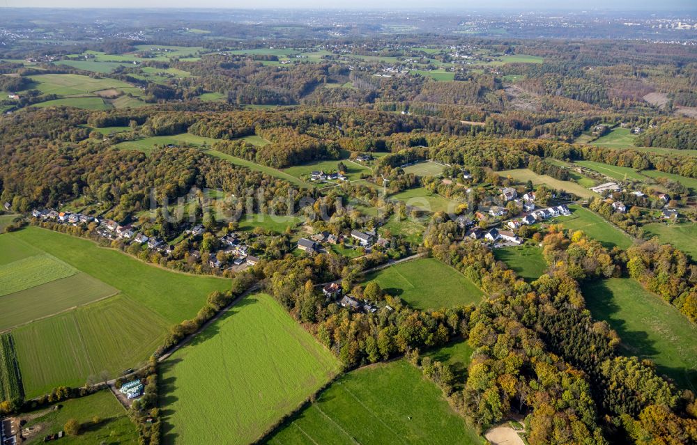 Luftaufnahme Im Böllberg - Herbstluftbild Von Wald umgebene Ortsansicht in Im Böllberg im Bundesland Nordrhein-Westfalen, Deutschland