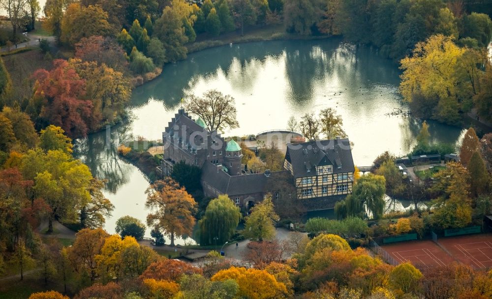 Luftaufnahme Gladbeck - Herbstluftbild Wassergraben mit Wasserschloß Schloss Wittringen in Gladbeck im Bundesland Nordrhein-Westfalen