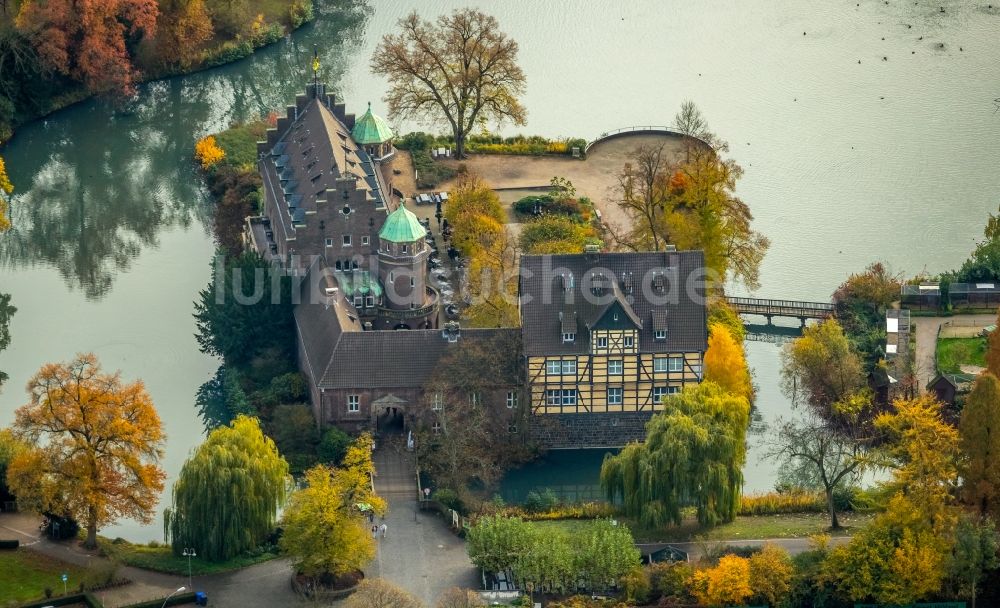 Gladbeck von oben - Herbstluftbild Wassergraben mit Wasserschloß Schloss Wittringen in Gladbeck im Bundesland Nordrhein-Westfalen