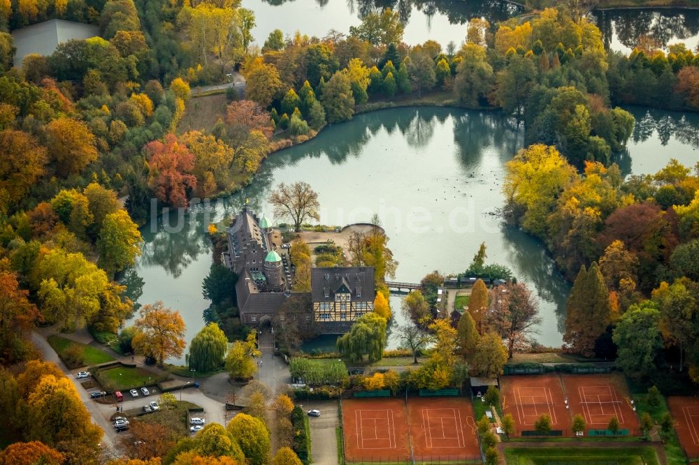 Gladbeck aus der Vogelperspektive: Herbstluftbild Wassergraben mit Wasserschloß Schloss Wittringen in Gladbeck im Bundesland Nordrhein-Westfalen