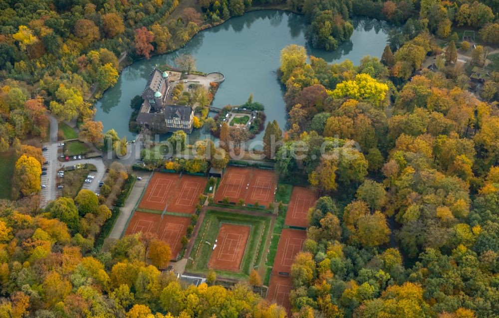 Luftaufnahme Gladbeck - Herbstluftbild Wassergraben mit Wasserschloß Schloss Wittringen in Gladbeck im Bundesland Nordrhein-Westfalen