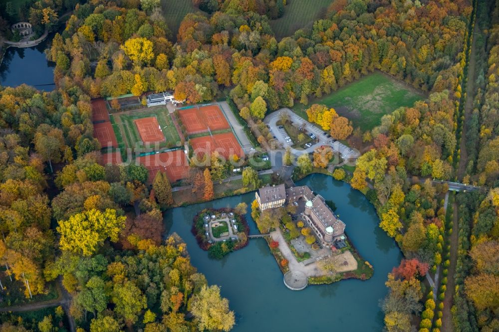 Luftaufnahme Gladbeck - Herbstluftbild Wassergraben mit Wasserschloß Schloss Wittringen in Gladbeck im Bundesland Nordrhein-Westfalen