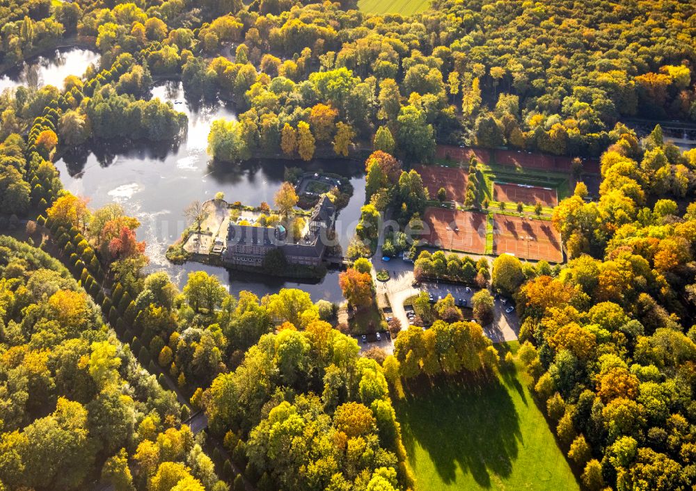 Gladbeck von oben - Herbstluftbild Wassergraben mit Wasserschloß Schloss Wittringen in Gladbeck im Bundesland Nordrhein-Westfalen