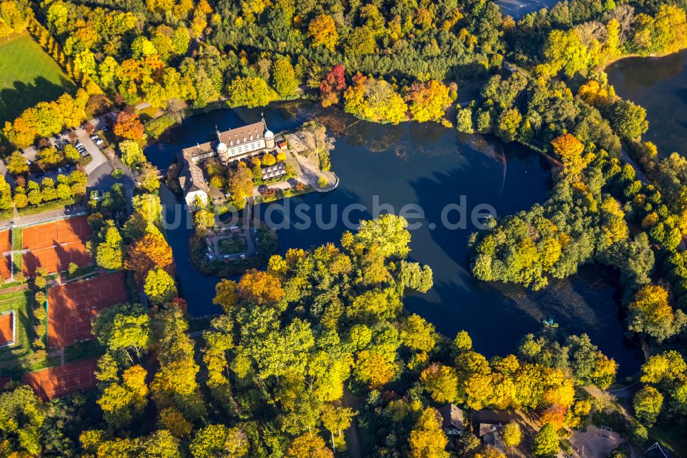 Gladbeck aus der Vogelperspektive: Herbstluftbild Wassergraben mit Wasserschloß Schloss Wittringen in Gladbeck im Bundesland Nordrhein-Westfalen