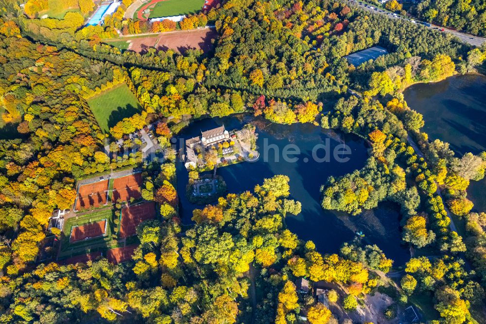 Luftbild Gladbeck - Herbstluftbild Wassergraben mit Wasserschloß Schloss Wittringen in Gladbeck im Bundesland Nordrhein-Westfalen