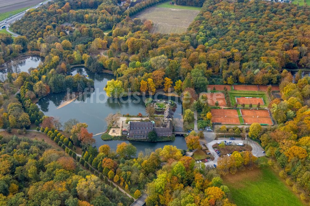 Luftbild Gladbeck - Herbstluftbild Wasserschloss Schloss Wittringen in Gladbeck im Bundesland Nordrhein-Westfalen, Deutschland