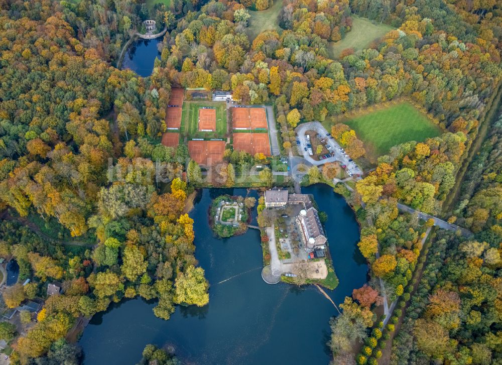 Luftaufnahme Gladbeck - Herbstluftbild Wasserschloss Schloss Wittringen in Gladbeck im Bundesland Nordrhein-Westfalen, Deutschland