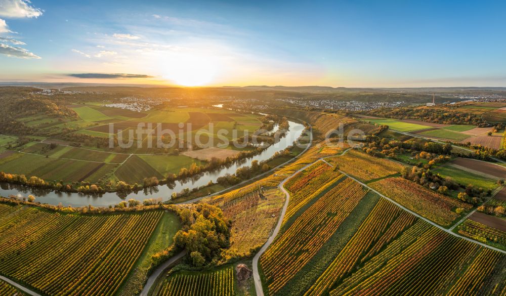 Luftbild Mundelsheim - Herbstluftbild Weinbergs- Landschaft der Winzer- Gebiete in Mundelsheim im Bundesland Baden-Württemberg, Deutschland