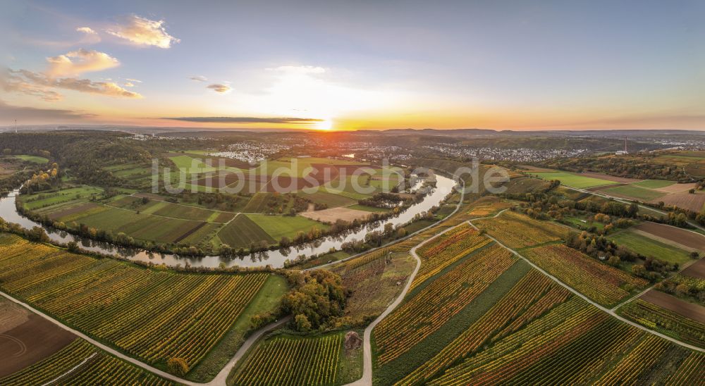 Luftaufnahme Mundelsheim - Herbstluftbild Weinbergs- Landschaft der Winzer- Gebiete in Mundelsheim im Bundesland Baden-Württemberg, Deutschland