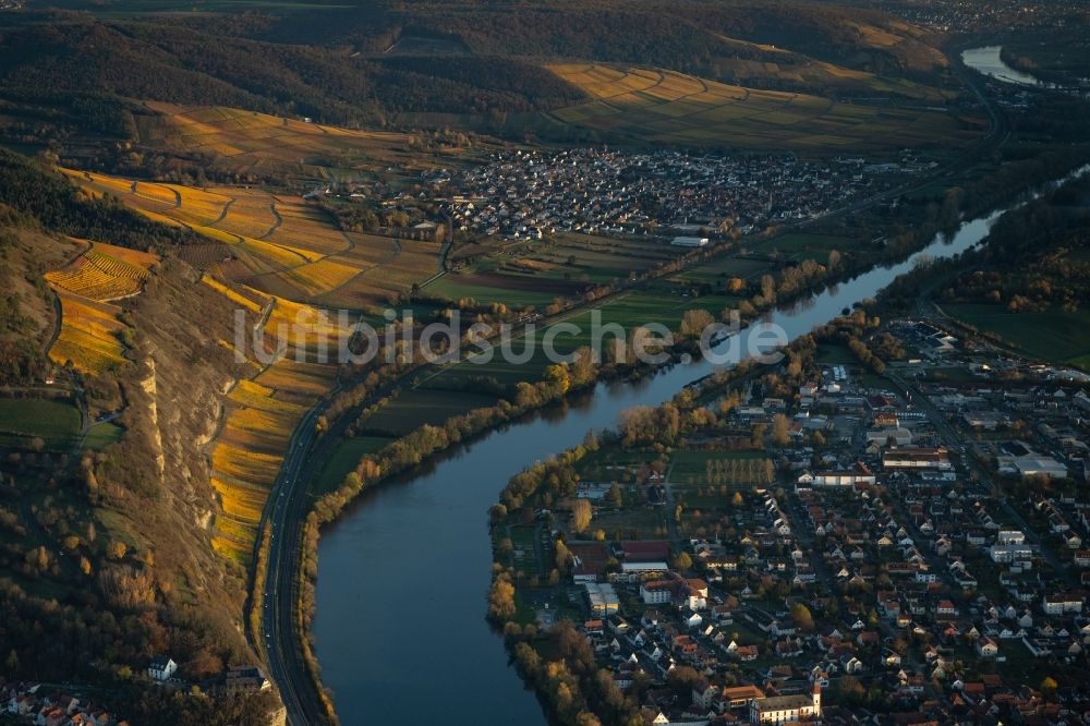 Thüngersheim aus der Vogelperspektive: Herbstluftbild Weinbergs- Landschaft der Winzer- Gebiete in Thüngersheim im Bundesland Bayern, Deutschland