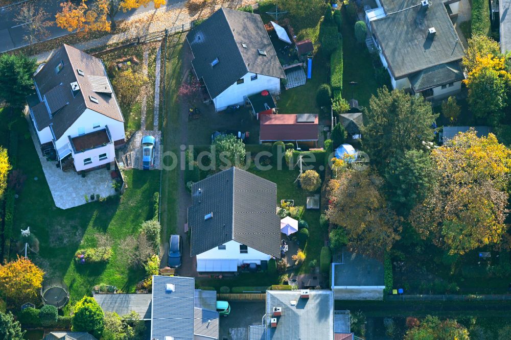 Berlin aus der Vogelperspektive: Herbstluftbild Wohngebiet einer Einfamilienhaus- Siedlung an der Bausdorfstraße im Ortsteil Kaulsdorf in Berlin, Deutschland