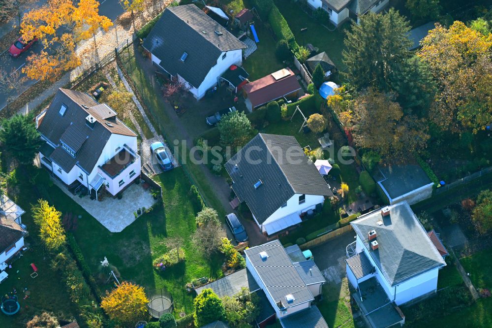 Luftbild Berlin - Herbstluftbild Wohngebiet einer Einfamilienhaus- Siedlung an der Bausdorfstraße im Ortsteil Kaulsdorf in Berlin, Deutschland