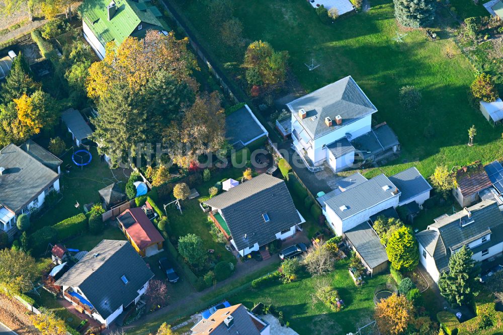 Berlin von oben - Herbstluftbild Wohngebiet einer Einfamilienhaus- Siedlung an der Bausdorfstraße im Ortsteil Kaulsdorf in Berlin, Deutschland