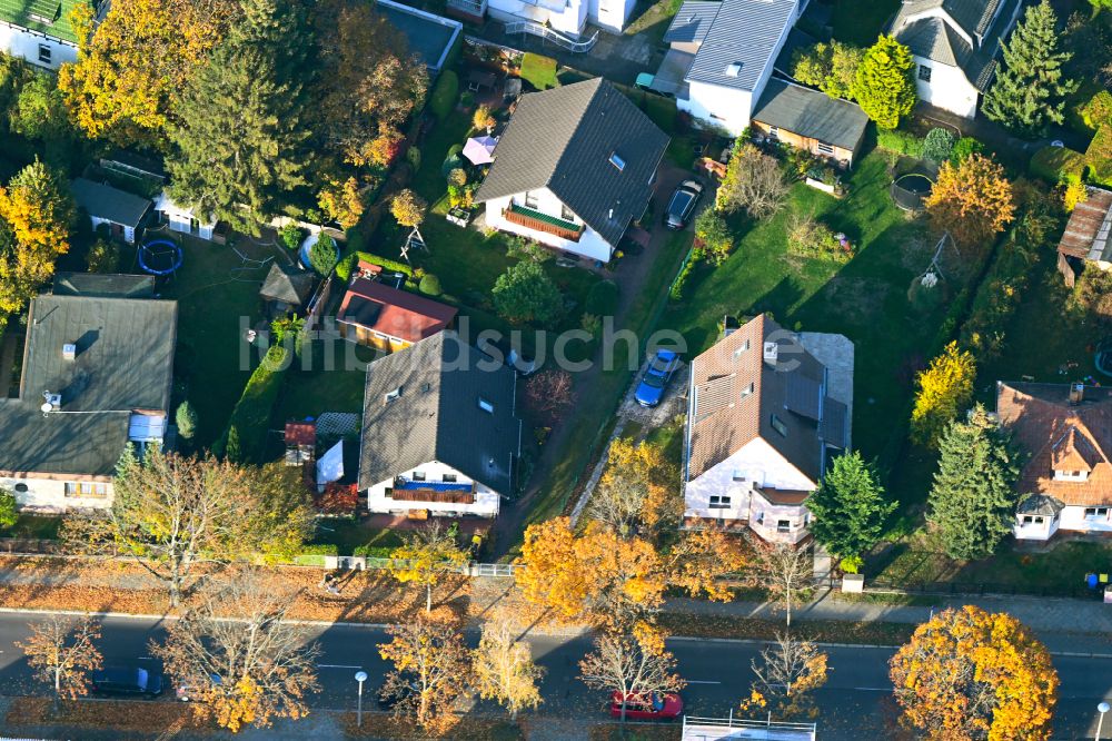 Berlin aus der Vogelperspektive: Herbstluftbild Wohngebiet einer Einfamilienhaus- Siedlung an der Bausdorfstraße im Ortsteil Kaulsdorf in Berlin, Deutschland