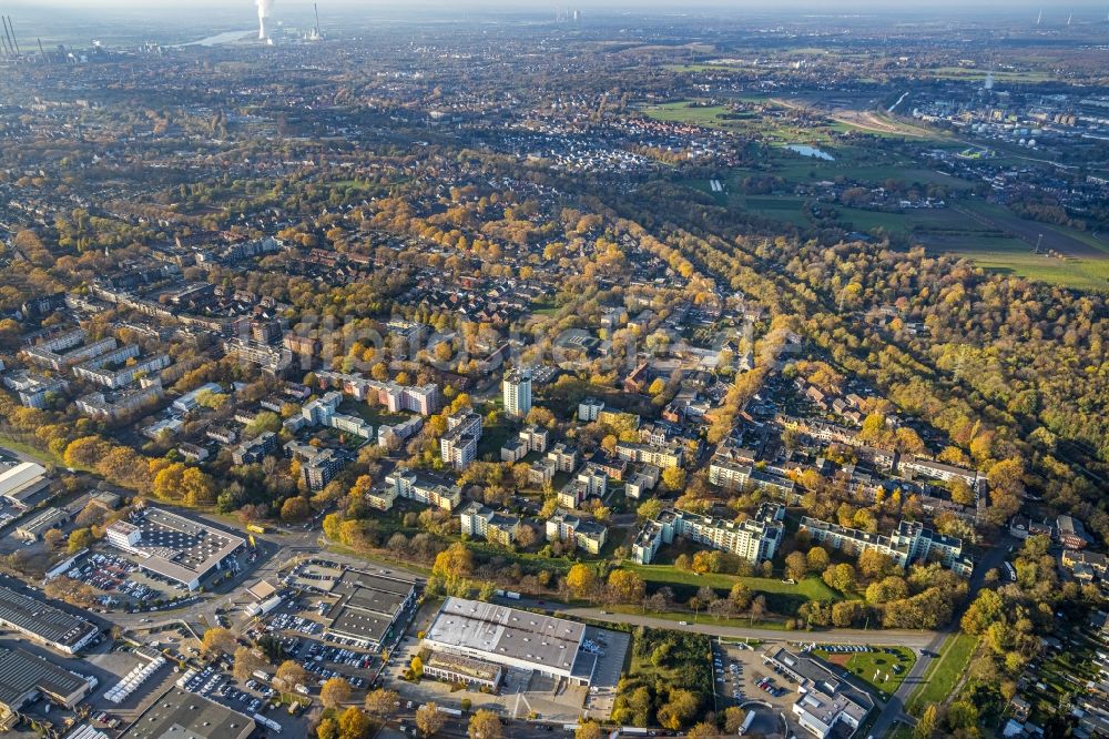 Duisburg von oben - Herbstluftbild Wohngebiet der Mehrfamilienhaussiedlung an der Albert-Einstein-Straße im Ortsteil Neumühl in Duisburg im Bundesland Nordrhein-Westfalen, Deutschland