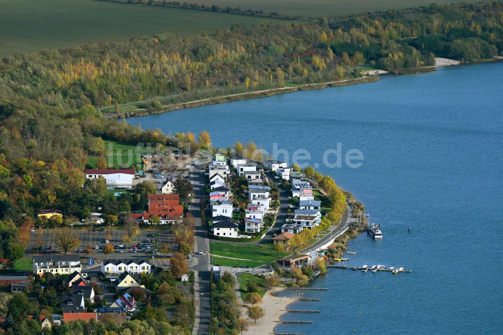 Markkleeberg von oben - Herbstluftbild Wohngebiet der Mehrfamilienhaussiedlung am Markkleeberger See in Markkleeberg im Bundesland Sachsen, Deutschland